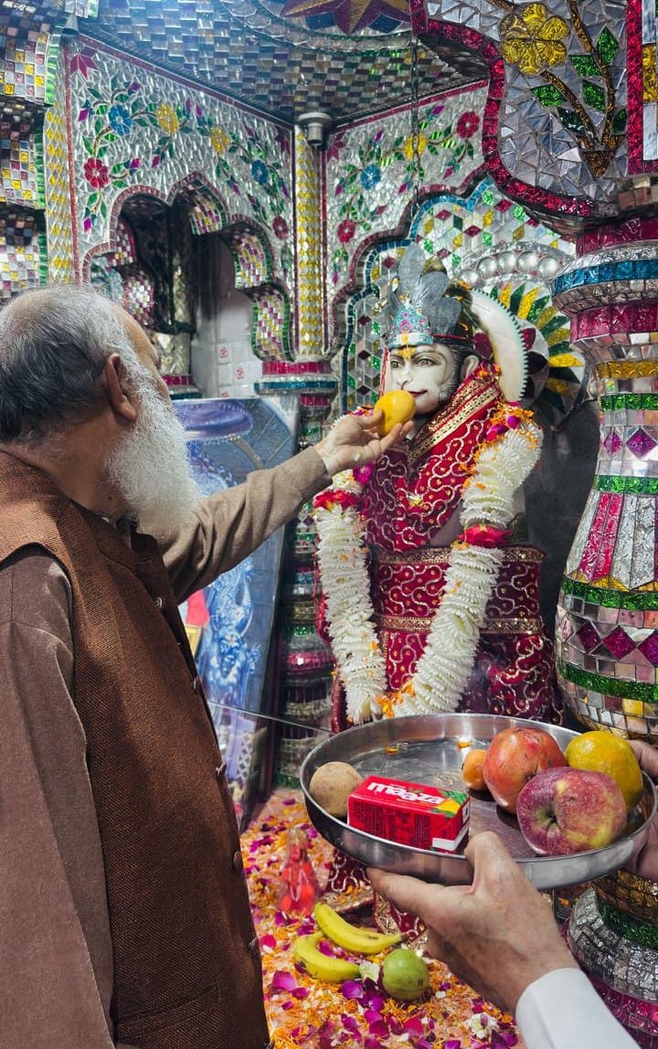 कुरुक्षेत्र। आश्रम में पूजा-अर्चना कर हनुमान जी को भोग लगाते सेवक। स्वयं