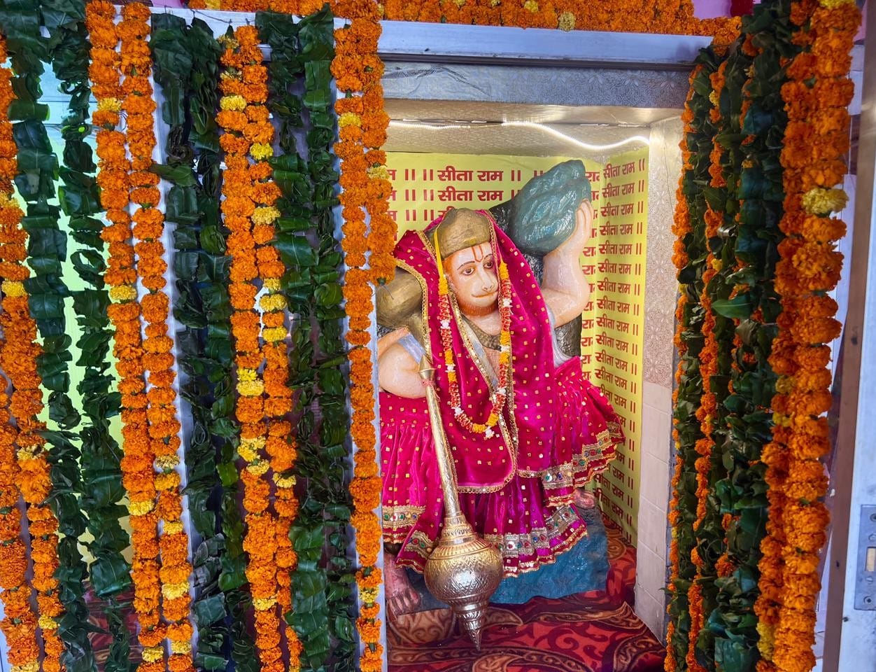 कुरुक्षेत्र। आयुष विश्वविद्यालय में हनुमान जयंती पर पाठ करते कुलपति, अधिकारी और शिक्षक। संवा