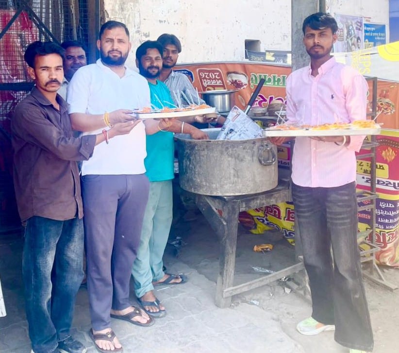 कुरुक्षेत्र। आयुष विश्वविद्यालय में हनुमान जयंती पर पाठ करते कुलपति, अधिकारी और शिक्षक। संवा