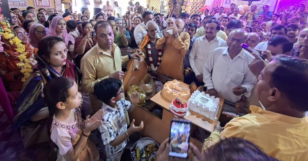 कुरुक्षेत्र। आयुष विश्वविद्यालय में हनुमान जयंती पर पाठ करते कुलपति, अधिकारी और शिक्षक। संवा