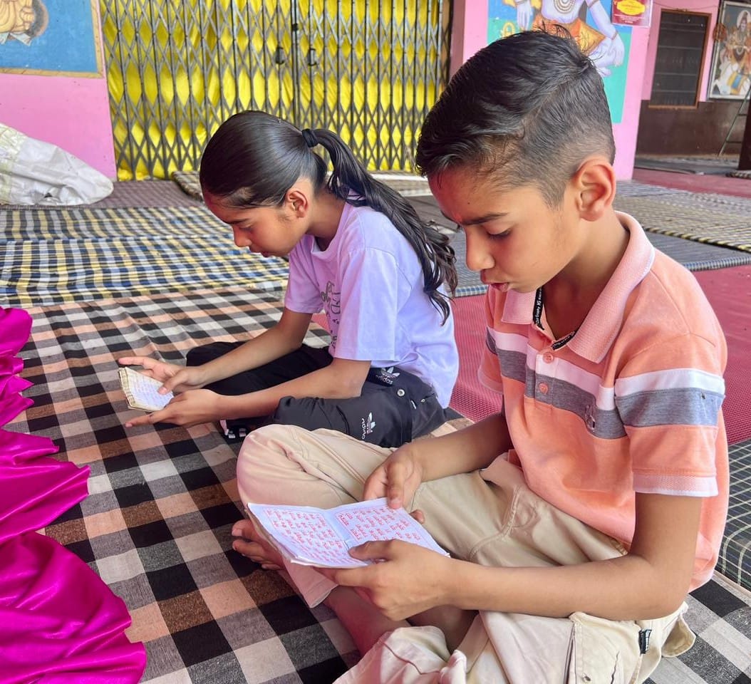 कुरुक्षेत्र। आयुष विश्वविद्यालय में हनुमान जयंती पर पाठ करते कुलपति, अधिकारी और शिक्षक। संवा