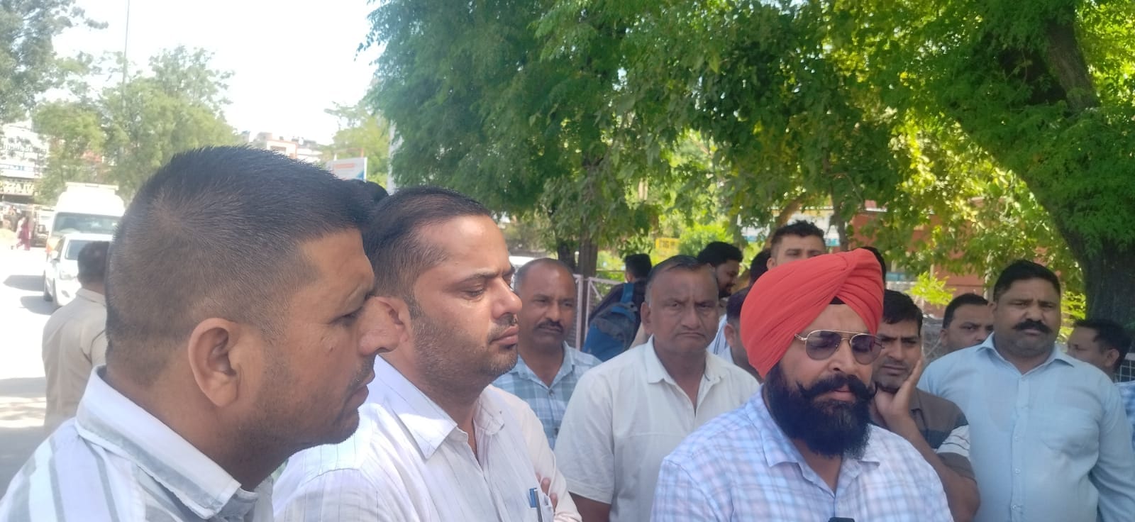 कुरुक्षेत्र। प्रदर्शन व धरने के दौरान जानकारी देते गगीदीप ढीलो व अन्य कर्मचारी नेता। संवाद