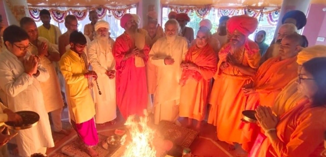 कुरुक्षेत्र। श्री अवधूम आश्रम में यज्ञ के दौरान आहुति डालते संत समाज के लोग। विज्ञप्ति कुरुक्षेत्र। श्री अवधूम आश्रम में यज्ञ के दौरान आहुति डालते संत समाज के लोग। विज्ञप्ति