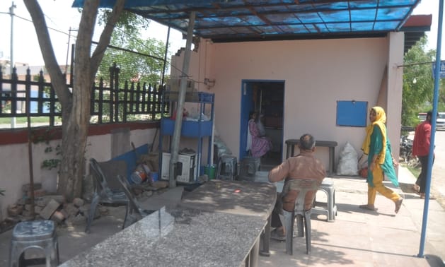 कोठी गेट स्थित पीपीसी में गैस सिलिंडर न मिलने के कारण बंद पड़ी प्रेरणा केंटीन। संवाद