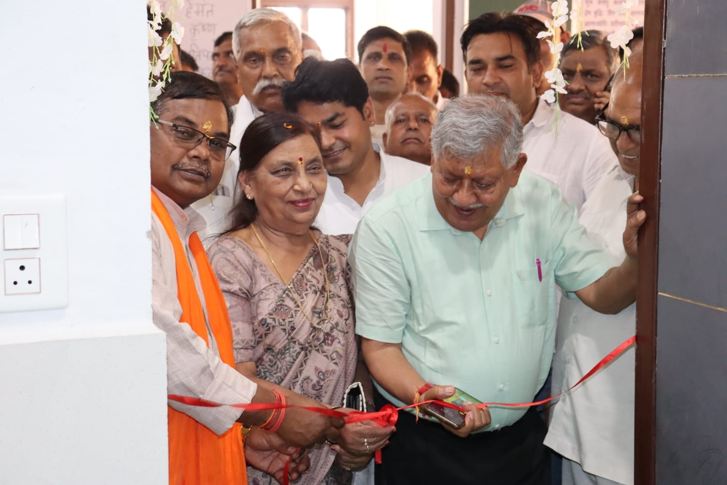 माछरा। पद्मावती सरस्वती शिशु मंदिर मेघराजपुर में नवीन सत्र के दौरान हवन करते हुए अतिथि। फोटो सं