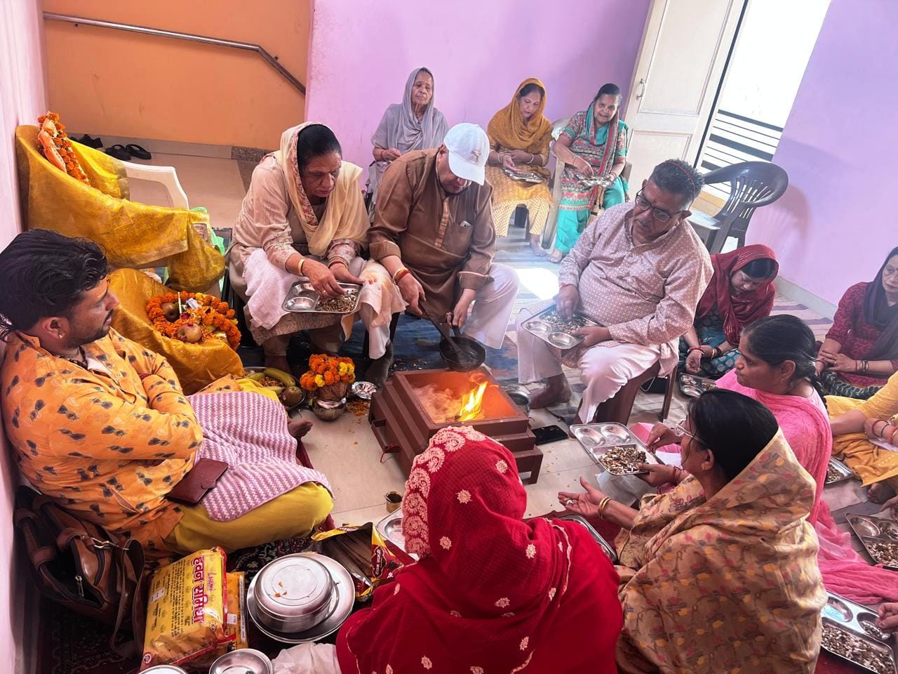 मोहडा स्थित मनोकामना सिद्ध श्री हनुमान मंदिर में भंडारा ग्रहण करते श्रद्धालु। प्रवक्ता