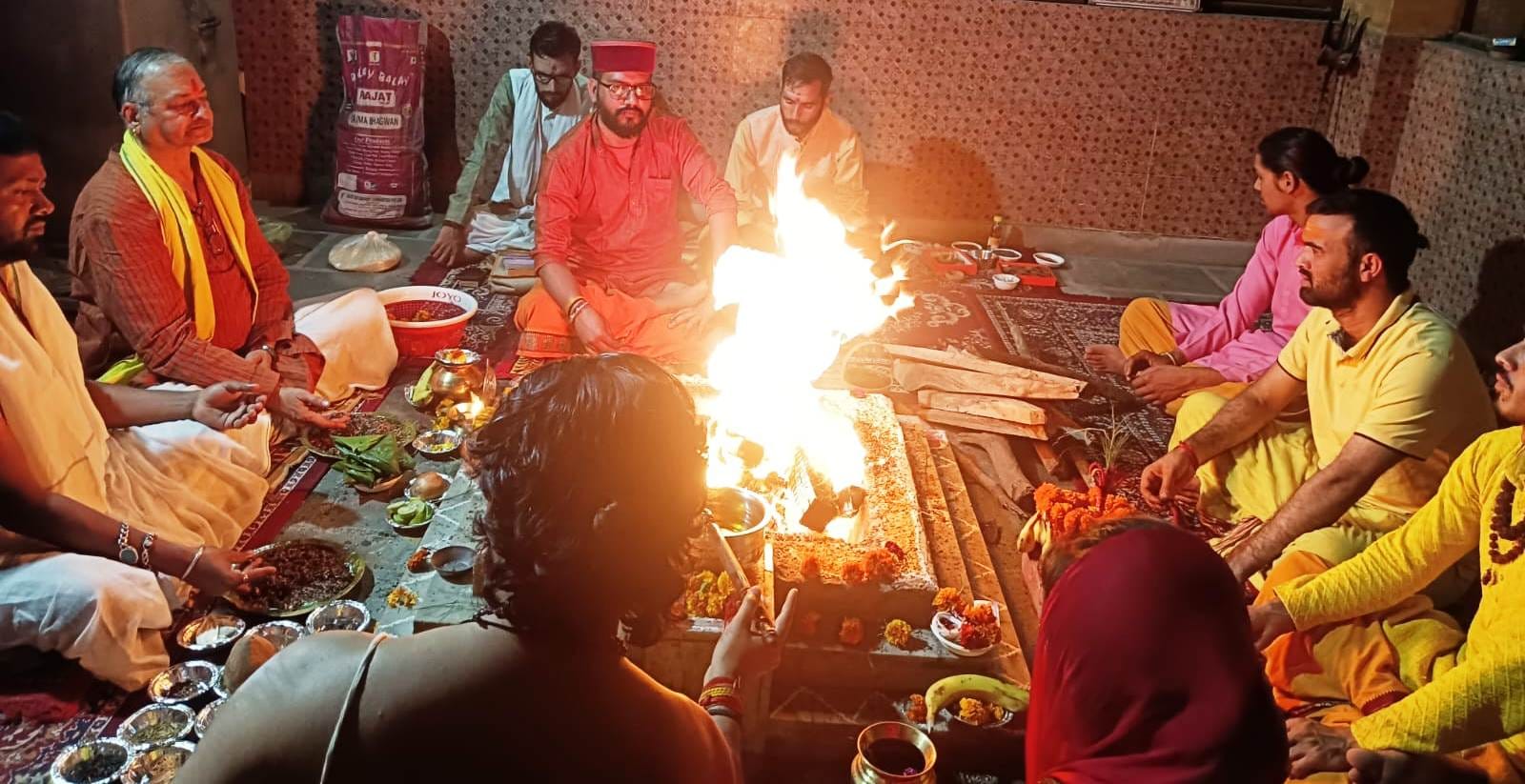 मोहडा स्थित मनोकामना सिद्ध श्री हनुमान मंदिर में भंडारा ग्रहण करते श्रद्धालु। प्रवक्ता