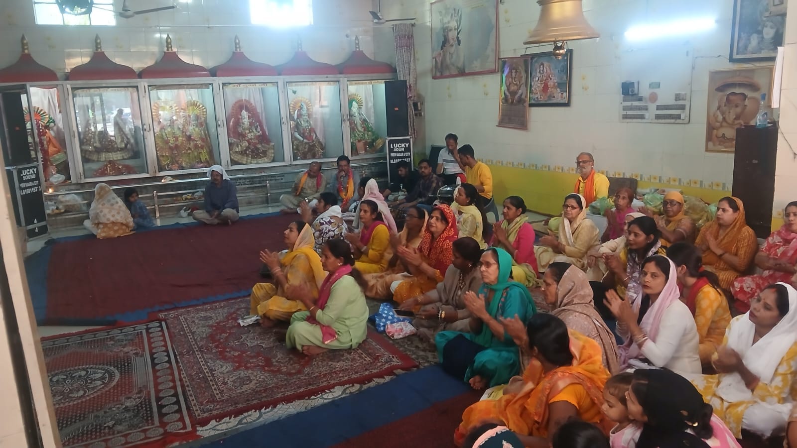 मोहडा स्थित मनोकामना सिद्ध श्री हनुमान मंदिर में भंडारा ग्रहण करते श्रद्धालु। प्रवक्ता