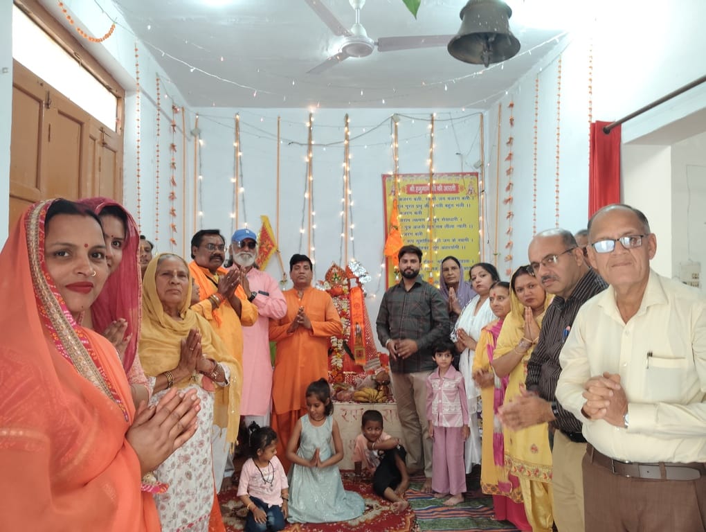 मोहडा स्थित मनोकामना सिद्ध श्री हनुमान मंदिर में भंडारा ग्रहण करते श्रद्धालु। प्रवक्ता