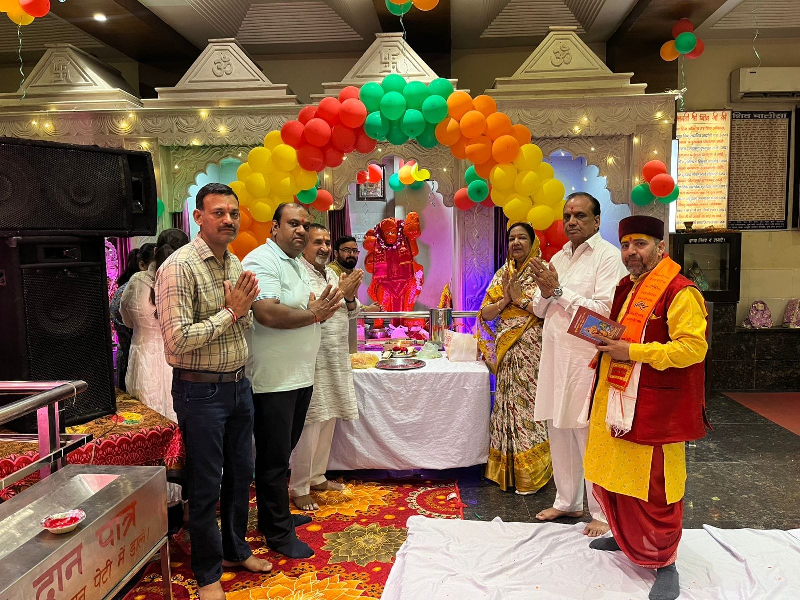 मोहडा स्थित मनोकामना सिद्ध श्री हनुमान मंदिर में भंडारा ग्रहण करते श्रद्धालु। प्रवक्ता