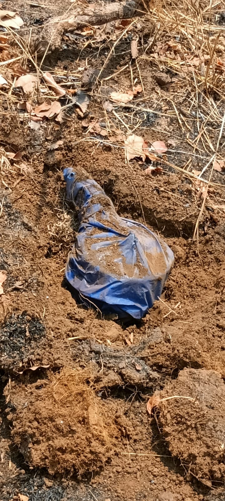 बम डिफ्यूज करते जवान