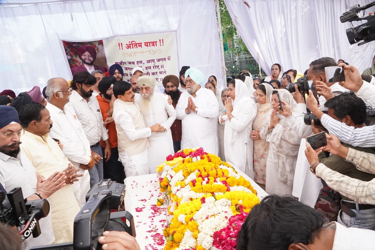 मुख्यमंत्री ने पुष्प अर्पित कर दी श्रद्धांजलि