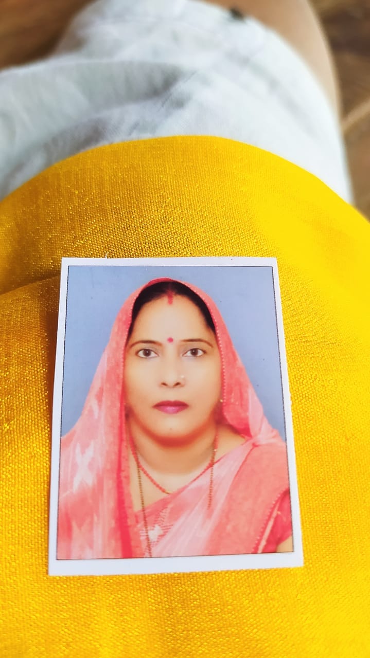 मृतक सिमृता देवी की घर जुटी लोगों की भीड़।स्रोत-सोशल मीडिया मृतक सिमृता देवी की घर जुटी लोगों की भीड़।स्रोत-सोशल मीडिया