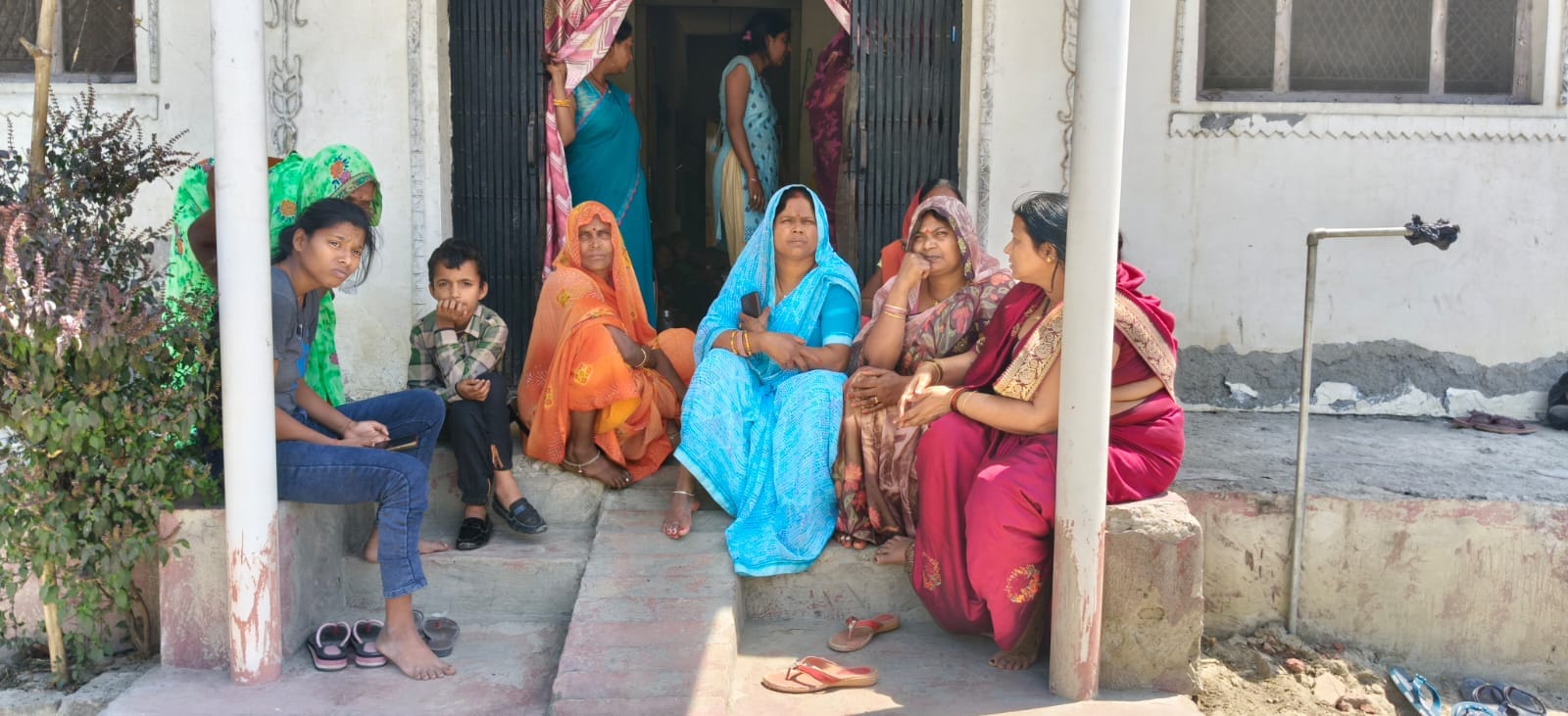 मृतक सिमृता देवी की घर जुटी लोगों की भीड़।स्रोत-सोशल मीडिया मृतक सिमृता देवी की घर जुटी लोगों की भीड़।स्रोत-सोशल मीडिया