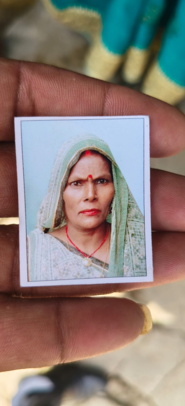 मृतक सिमृता देवी की घर जुटी लोगों की भीड़।स्रोत-सोशल मीडिया मृतक सिमृता देवी की घर जुटी लोगों की भीड़।स्रोत-सोशल मीडिया