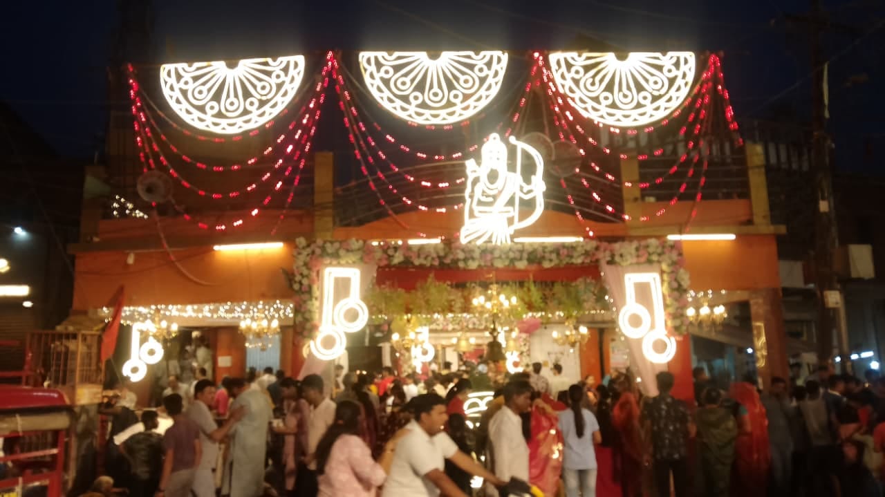 नगर के संकट मोटन मंदिर पर बजरंग बली का भव्य श्रृंगार फोटो संवाद