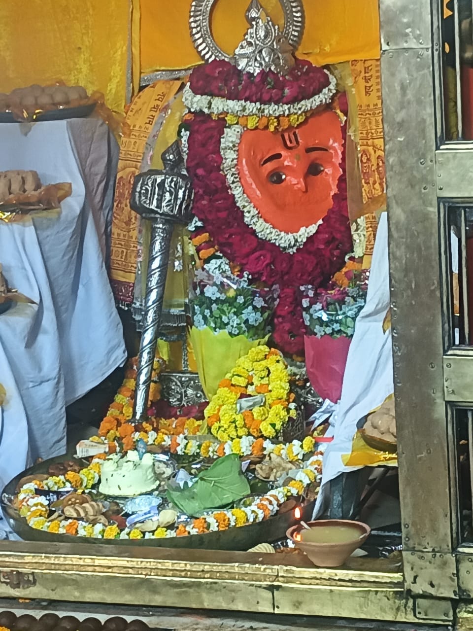 नगर के संकट मोटन मंदिर पर बजरंग बली का भव्य श्रृंगार फोटो संवाद