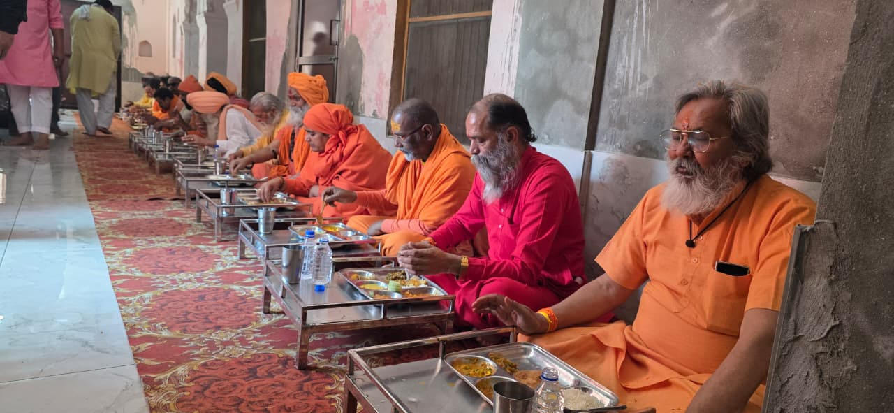 पिहोवा। भंडारे में प्रसाद ग्रहण करते संत। स्वयं पिहोवा। भंडारे में प्रसाद ग्रहण करते संत। स्वयं
