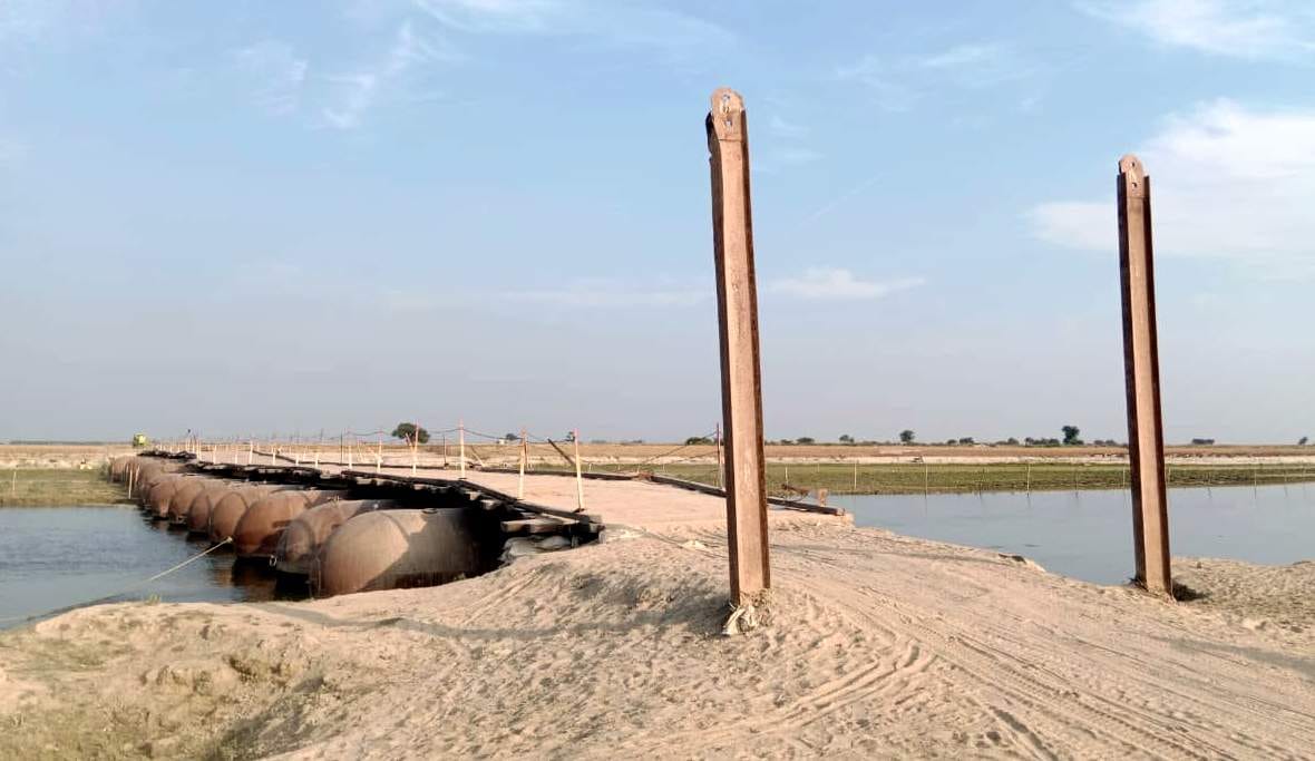 परौर क्षेत्र के मंझा घाट पर नाव से रामगंगा नदी पार करते लोग। संवाद परौर क्षेत्र के मंझा घाट पर नाव से रामगंगा नदी पार करते लोग। संवाद