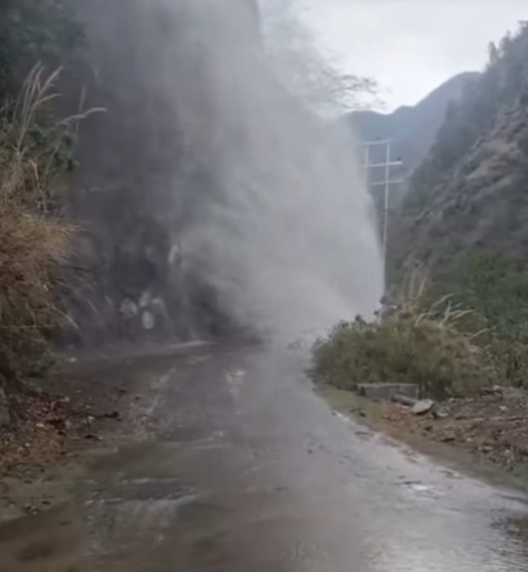 रामपुर शहर के लिए आने वाली पेयजल लाइन को दुरूस्त करता विभाग का कर्मचारी। संवाद