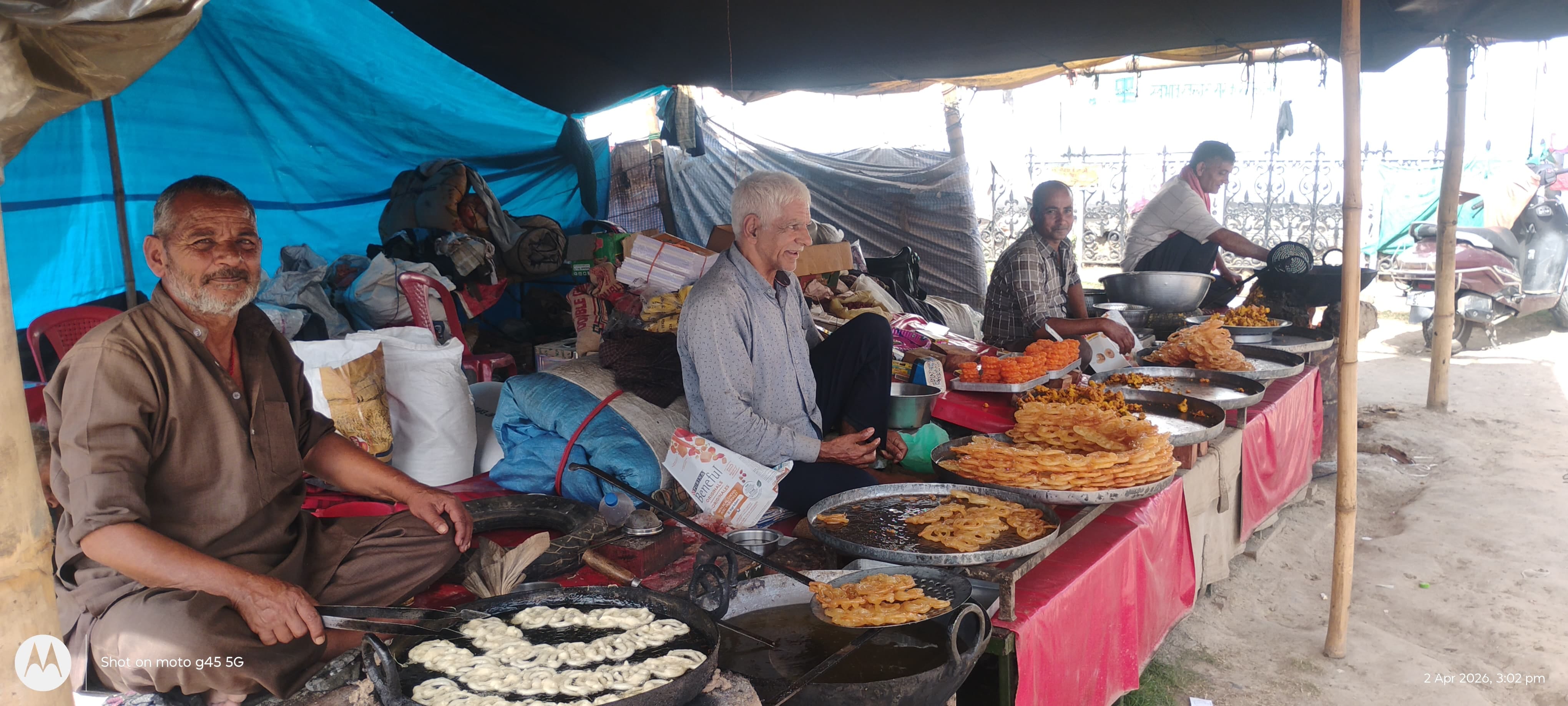 सुजानपुर मेले में जलेबी की दुकान पर खरीदारी करते हुए ग्राहक। संवाद