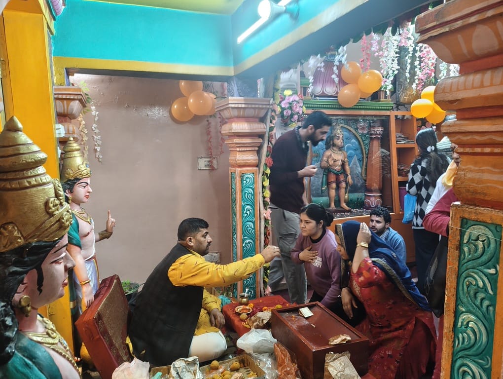 सोलन के मालरोड स्थित हनुमान मंदिर में हनुमान जयंती पर शीश नवाते श्रद्धालु। संवाद