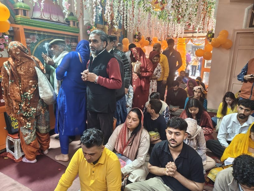 सोलन के मालरोड स्थित हनुमान मंदिर में हनुमान जयंती पर शीश नवाते श्रद्धालु। संवाद