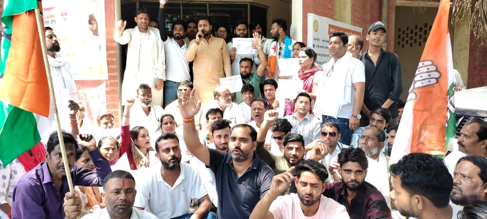 शाहजहांपुर में एसई कार्यालय में धरना देते कांग्रेस के पदाधिकारी। संवाद