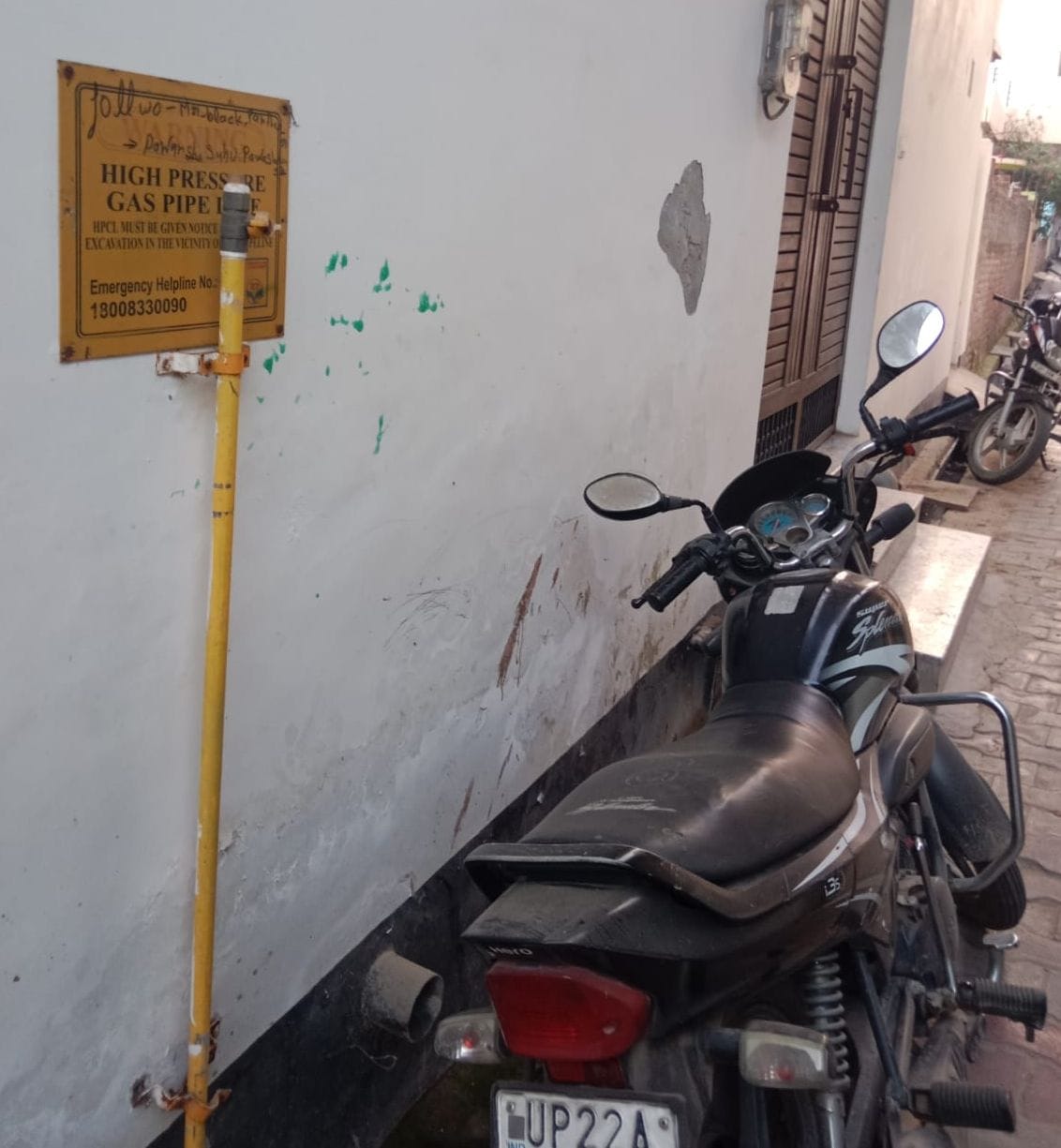 शहर के मोहल्ला नेकपुर में लगी पाइप लाइन। संवाद