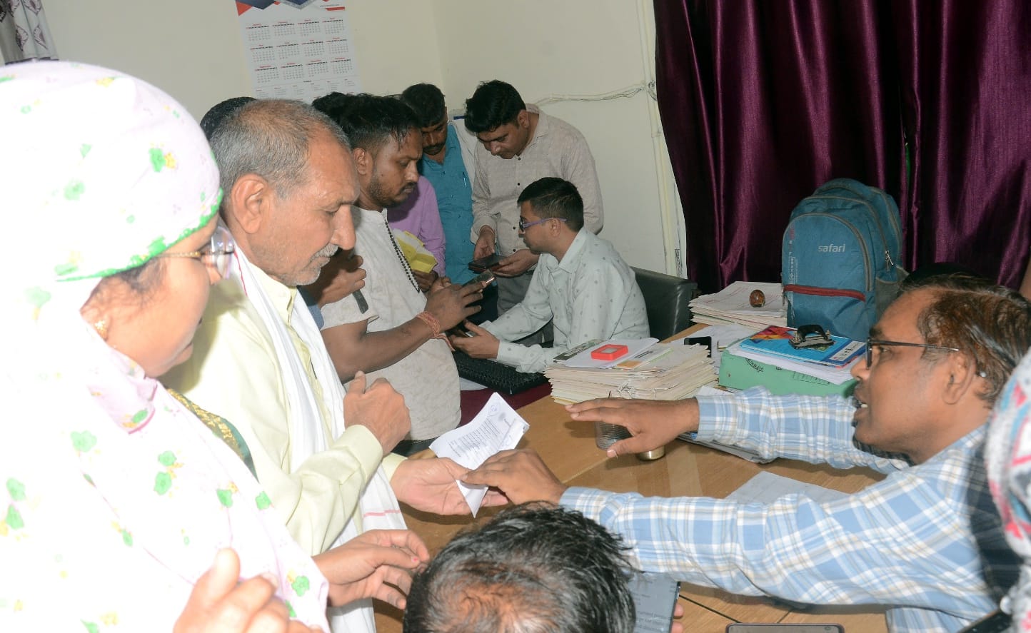 शामली के सिटी बिजली घर पर बिल जमा करने के लिए उपभोक्ताओं की लगी भीड़ । संवाद