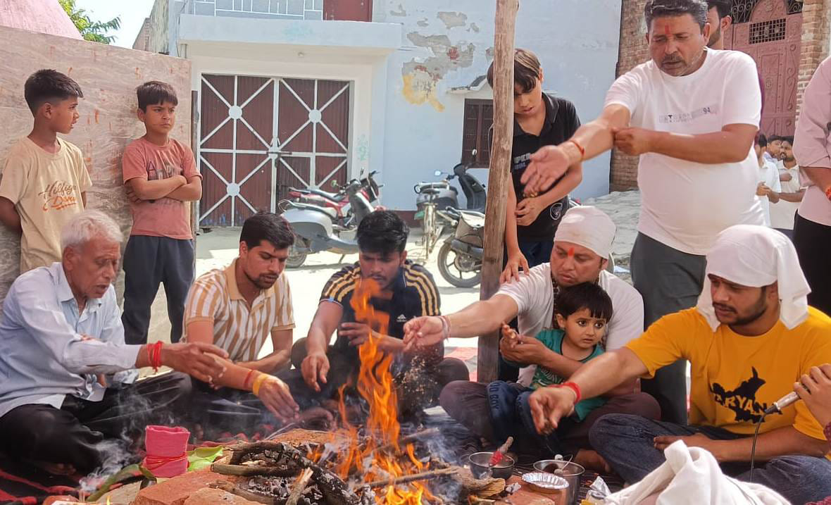 श्री हनुमान जन्मोत्सव के दौरान गढ़ में बाबा का डोला लेकर जाते भक्त। संवाद