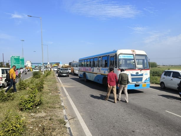 तितावी में टोल प्लाजा के सामने तीन शव रोड पर रखकर जाम लगाकर धरना देते परिजन-फोटो संवा 