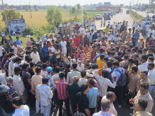 तितावी में टोल प्लाजा के सामने तीन शव रोड पर रखकर जाम लगाकर धरना देते परिजन-फोटो संवा 