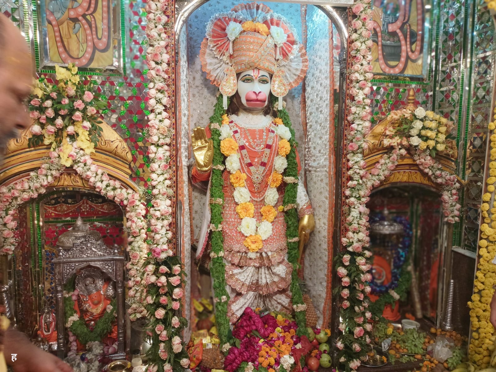 थानाभवन  मेंं  बालाजी मंदिर पर  हवन करते श्रद्धालु  । संवाद