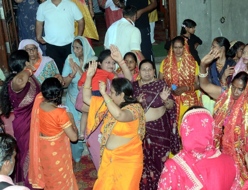 थानाभवन  मेंं  बालाजी मंदिर पर  हवन करते श्रद्धालु  । संवाद