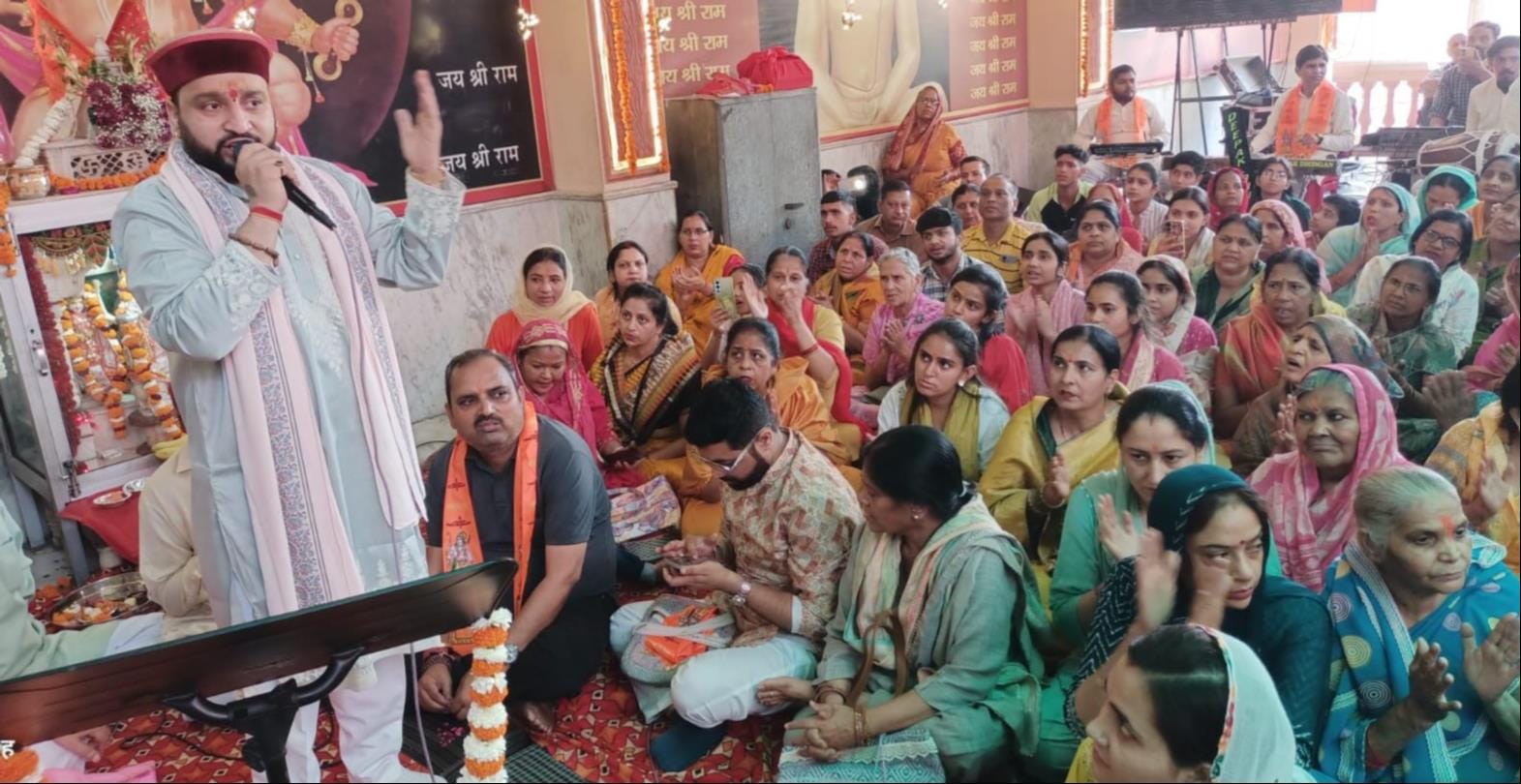 थानाभवन  मेंं  बालाजी मंदिर पर  हवन करते श्रद्धालु  । संवाद