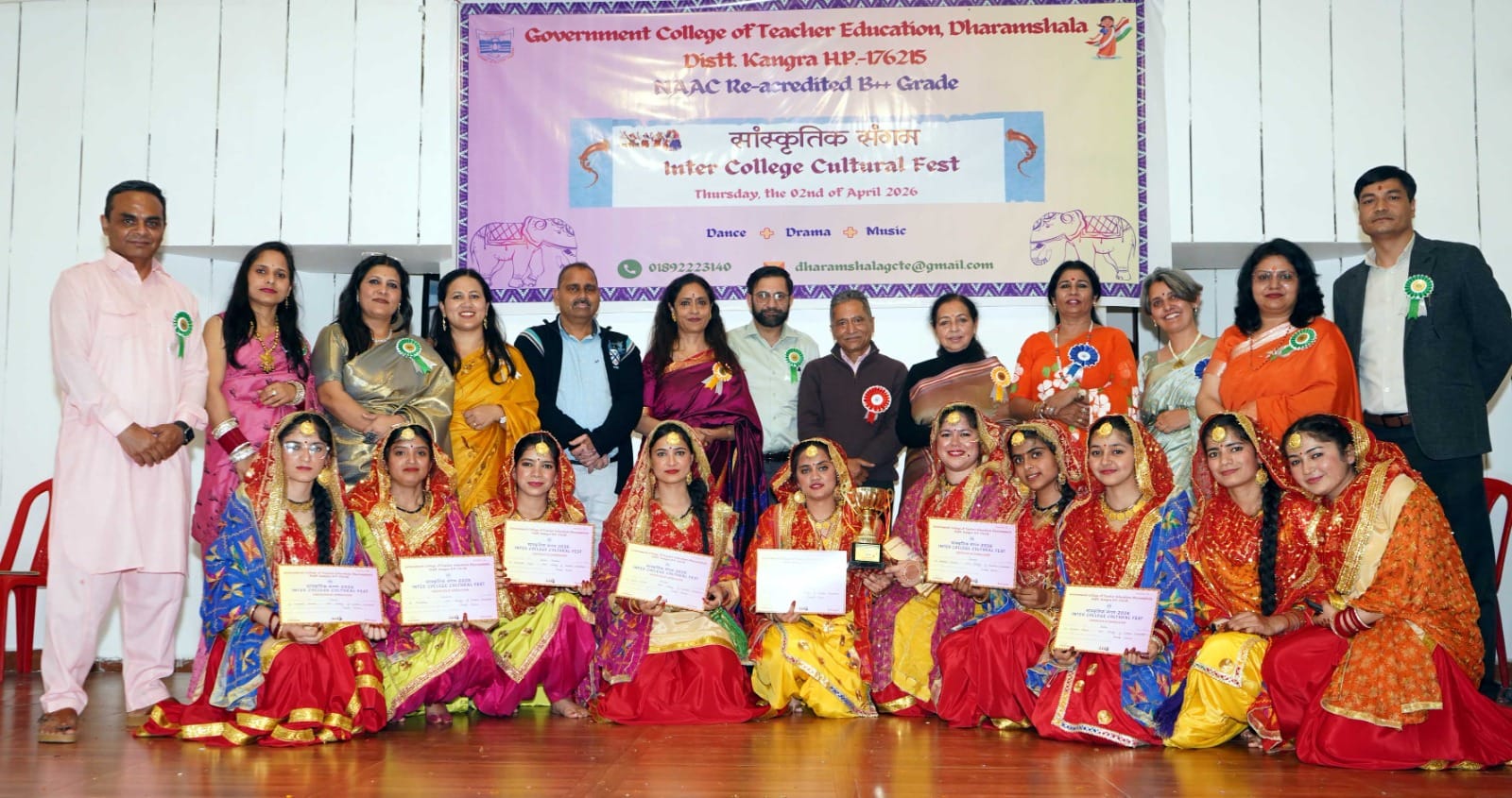 धर्मशाला के बीएड कॉलेज में अंतर महाविद्यालय सांस्कृतिक प्रतियोगिता में डांस की प्रस्तुति देते ह