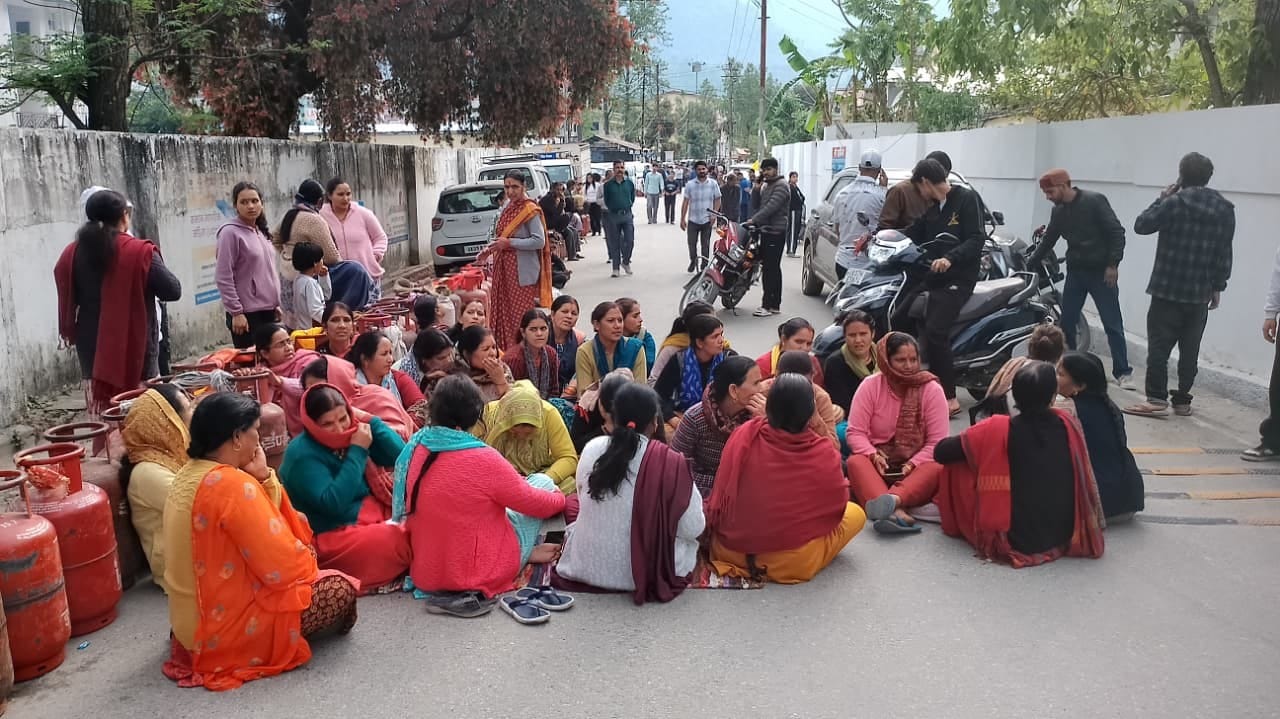 उत्तरकाशी में जिलाधिकारी कार्यालय के समीप रसोई गैस के लिए लगी लोगों की लाइन। संवाद उत्तरकाशी में जिलाधिकारी कार्यालय के समीप रसोई गैस के लिए लगी लोगों की लाइन। संवाद