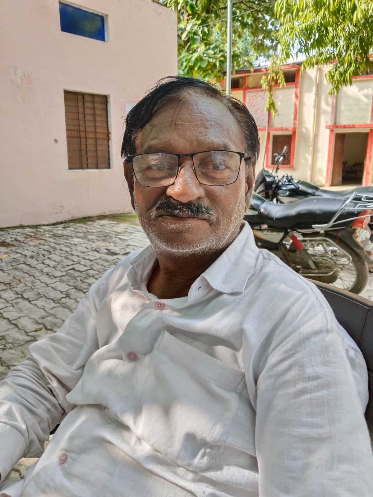 ऊपरहार गांव में मिर्च तोड़ते मजदूर। संवाद