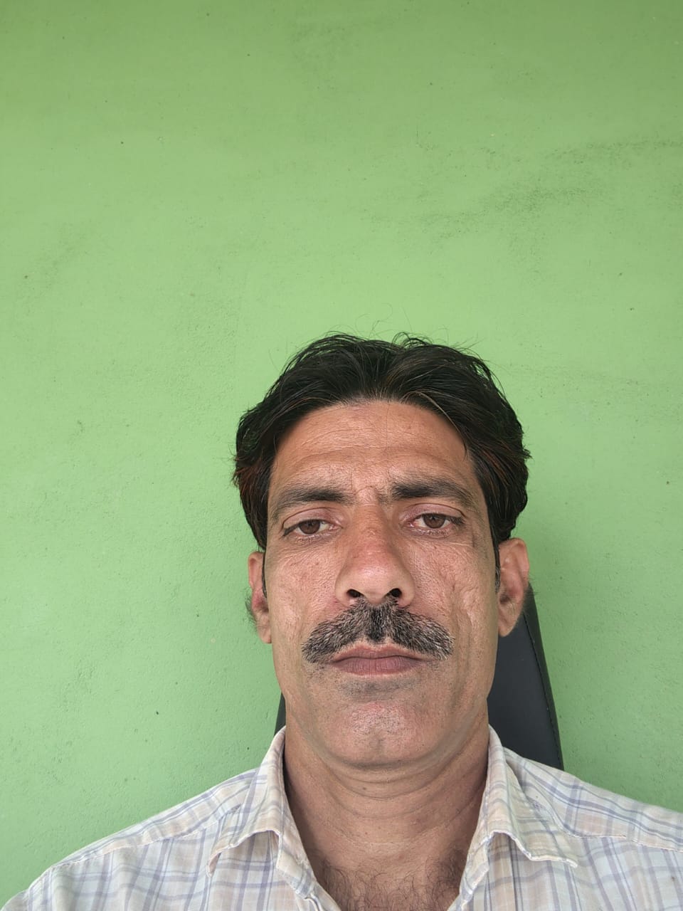 ऊपरहार गांव में मिर्च तोड़ते मजदूर। संवाद