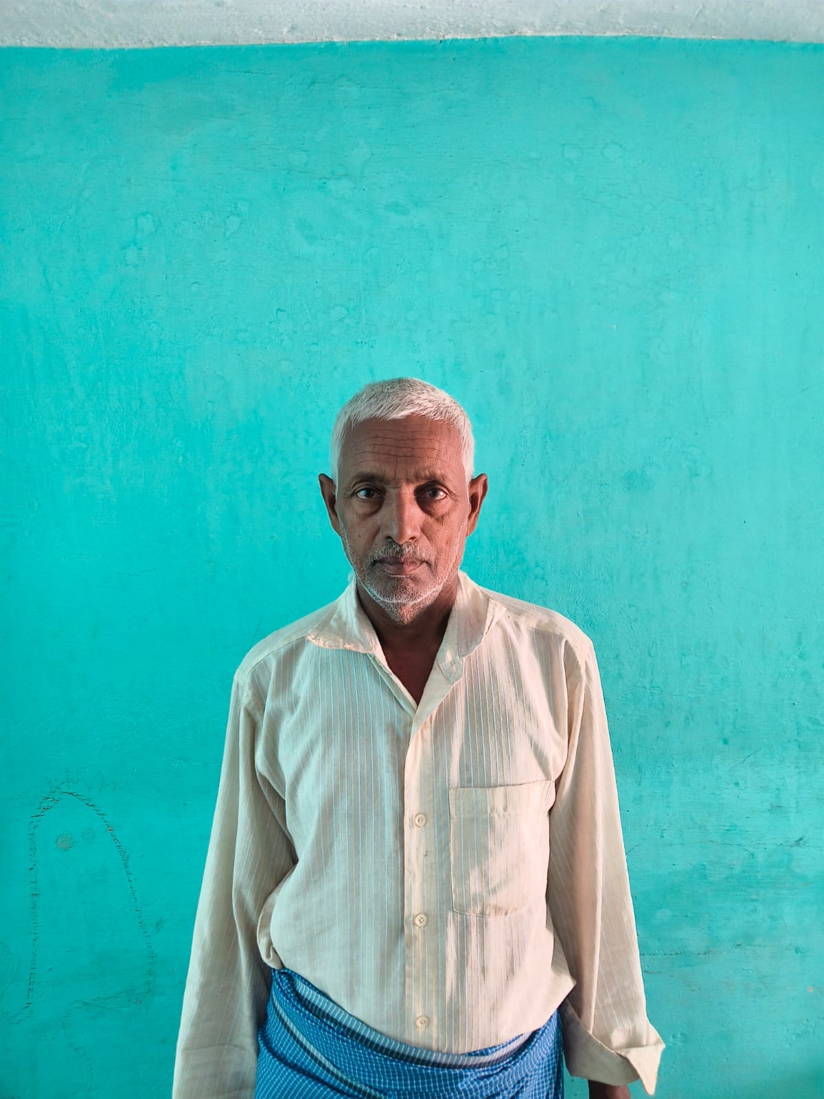 ऊपरहार गांव में मिर्च तोड़ते मजदूर। संवाद