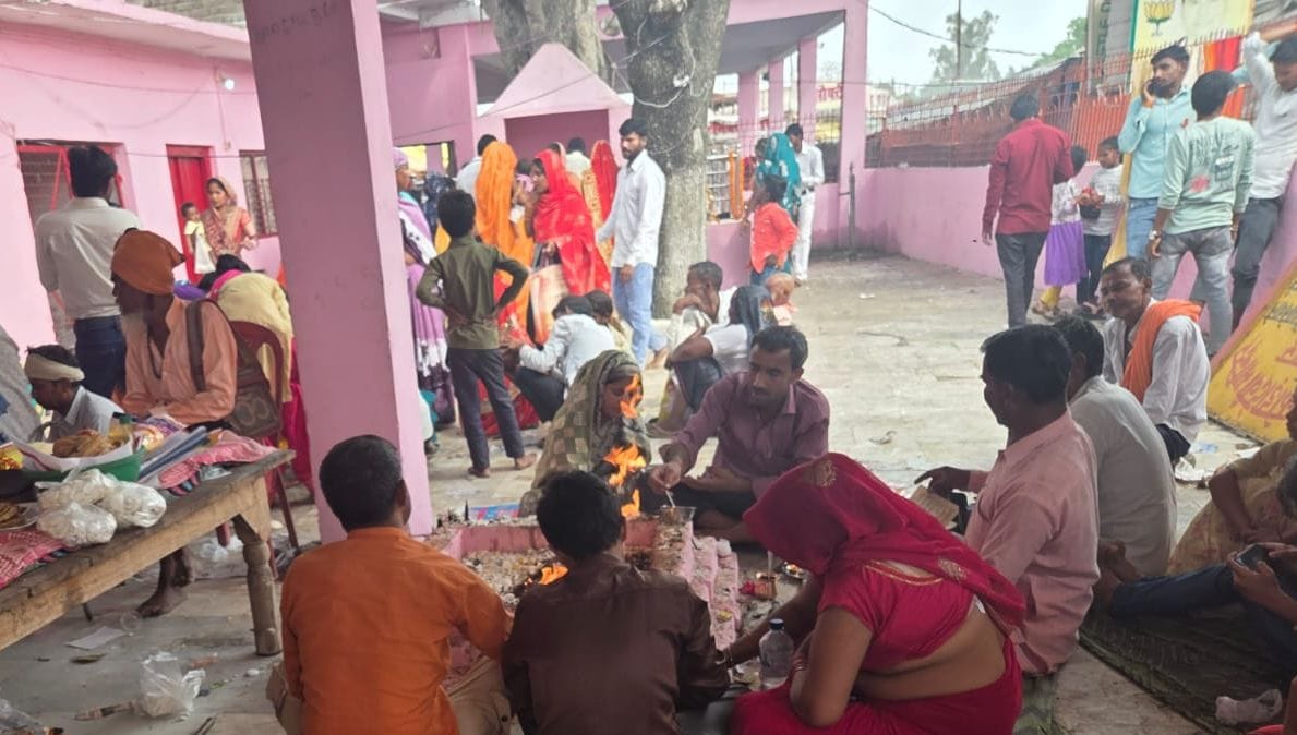 वजीरगंज के राज राजेश्वरी मंगला माता मंदिर के मेला में  परिक्रमा करते भक्त। संवाद