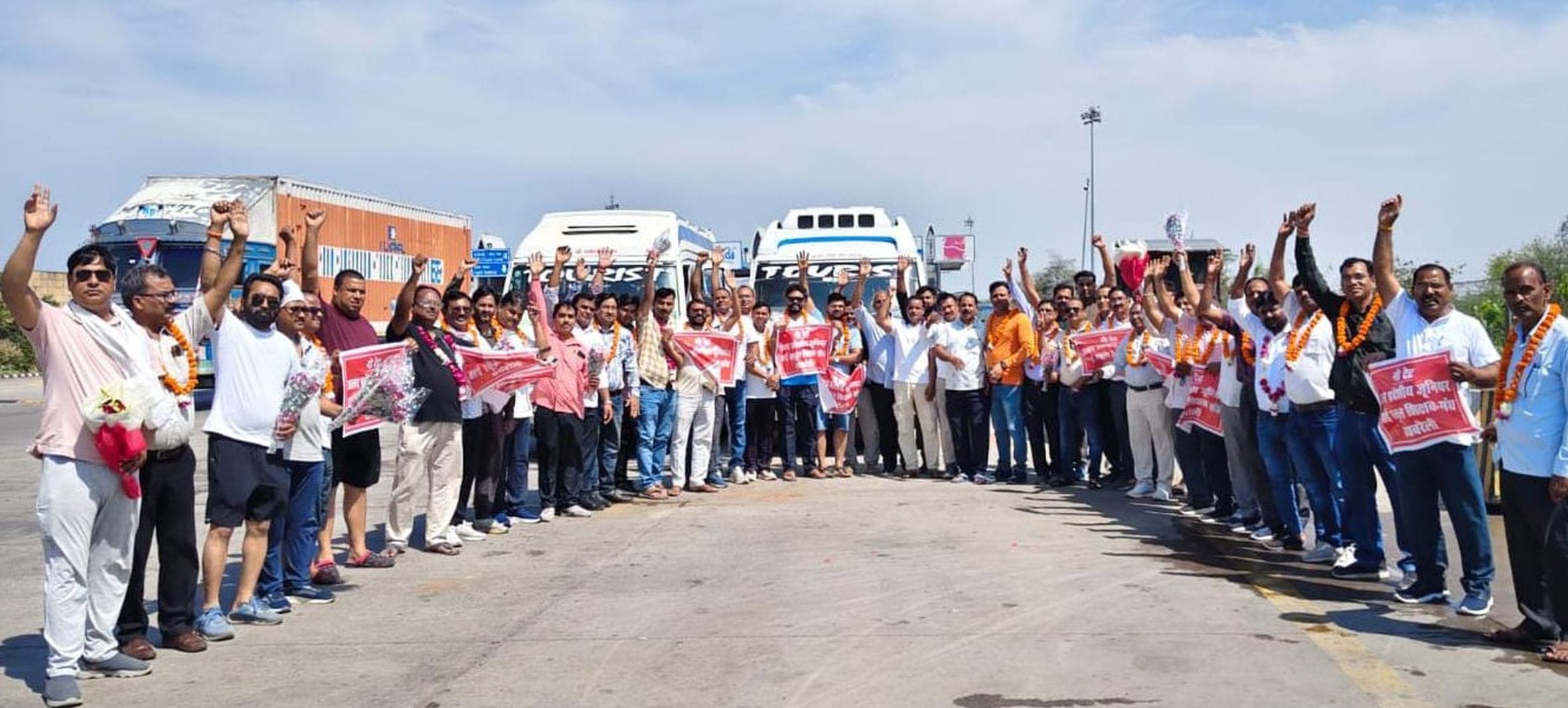 12-रायबरेली से लखनऊ में धरना के लिए रवाना होते शिक्षक। स्रोत-संगठन 12-रायबरेली से लखनऊ में धरना के लिए रवाना होते शिक्षक। स्रोत-संगठन