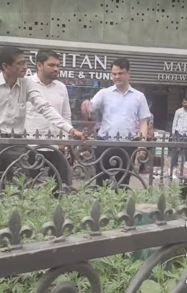 अंबाला छावनी के 12 क्रॉस रोड पर बाबा साहेब की मूर्ति स्थापना के लिए जगह का निर्धारण करते ईओ। सं अंबाला छावनी के 12 क्रॉस रोड पर बाबा साहेब की मूर्ति स्थापना के लिए जगह का निर्धारण करते ईओ। सं