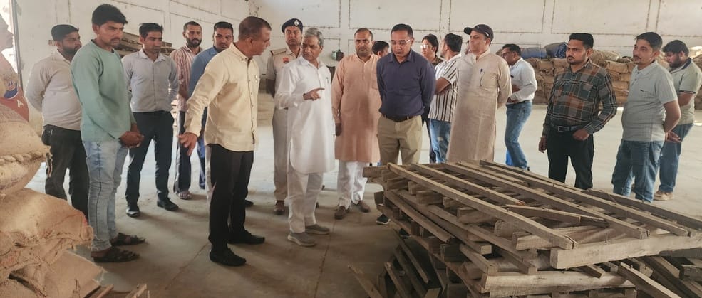 बाबैन। अनाजमंडी में अधिकारियों संग गोदाम का निरीक्षण करते मुख्यमंत्री प्रतिनिधि कैलाश सैनी एवं 