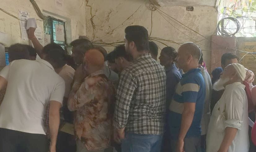 बहादुरगंज पॉवर हाउस के बिलिंग परिसर में उखड़ी पड़ीं ईंटें। संवाद
