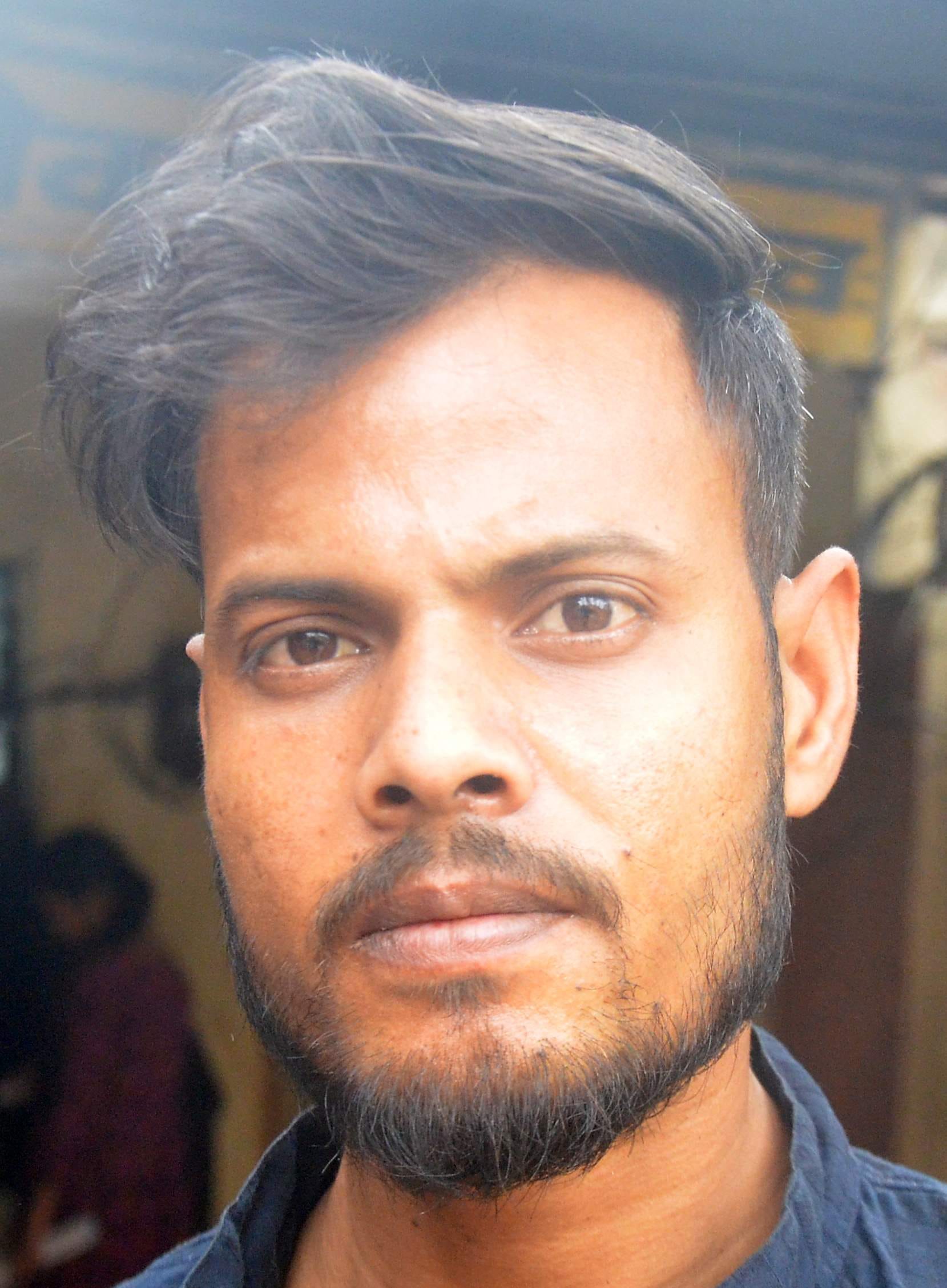 बहादुरगंज पॉवर हाउस के बिलिंग परिसर में उखड़ी पड़ीं ईंटें। संवाद