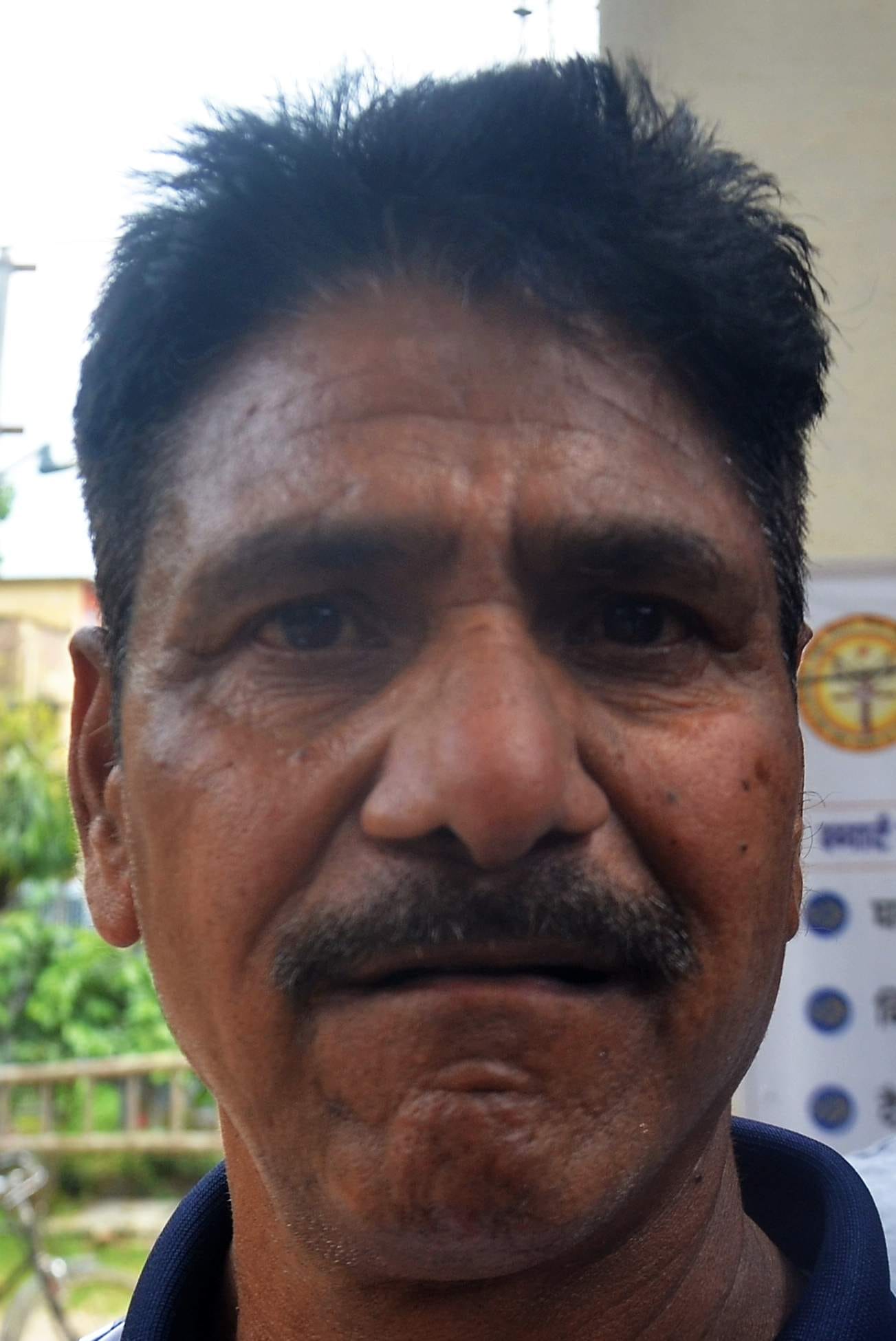 बहादुरगंज पॉवर हाउस के बिलिंग परिसर में उखड़ी पड़ीं ईंटें। संवाद