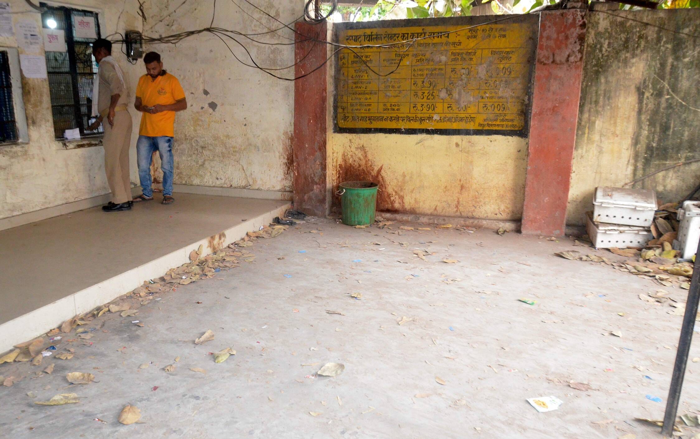 बहादुरगंज पॉवर हाउस के बिलिंग परिसर में उखड़ी पड़ीं ईंटें। संवाद