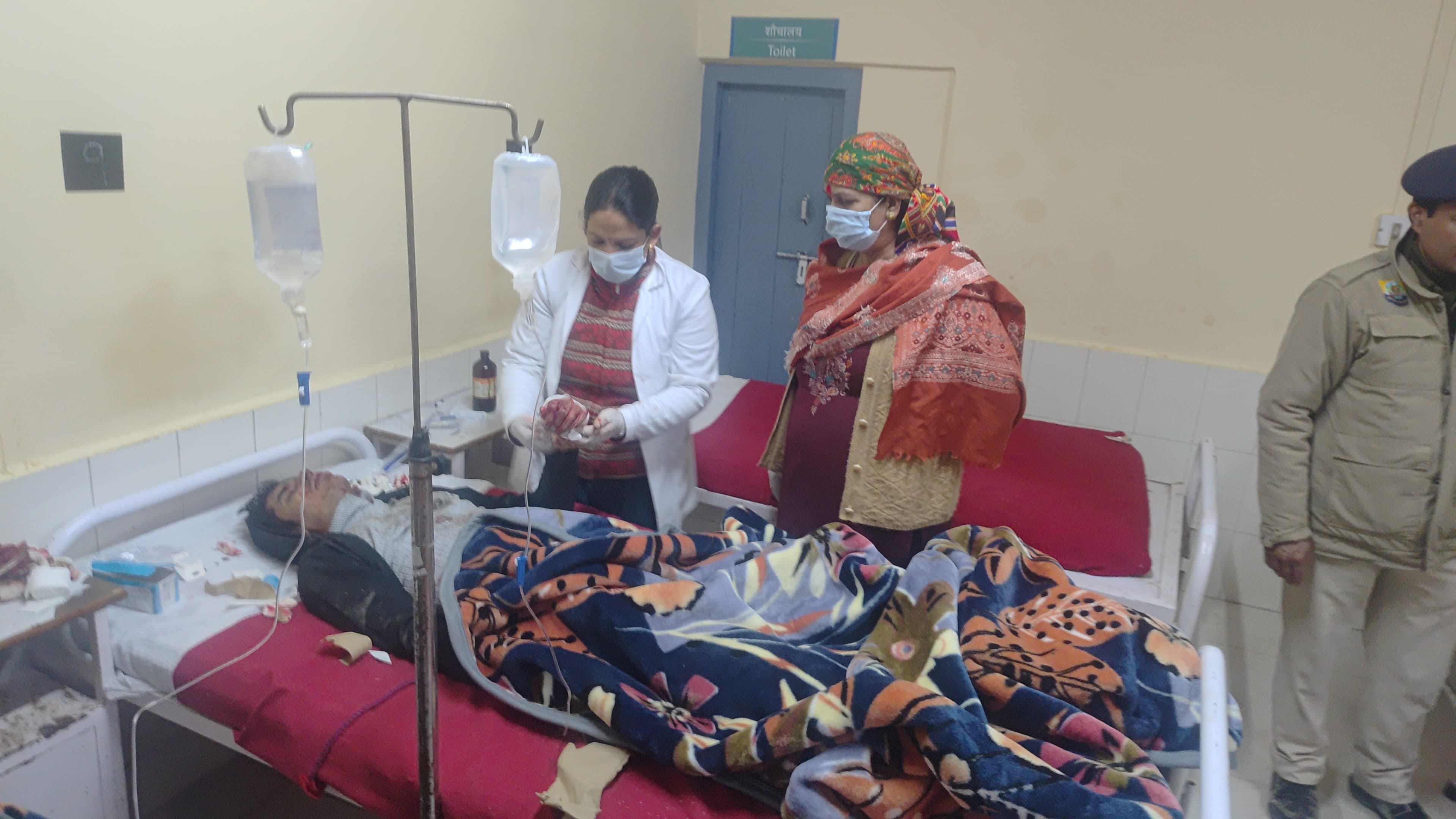 बंजार सड़क हादसे में घायलों का बंजार अस्पप्ताल में उपचार करते हुए।